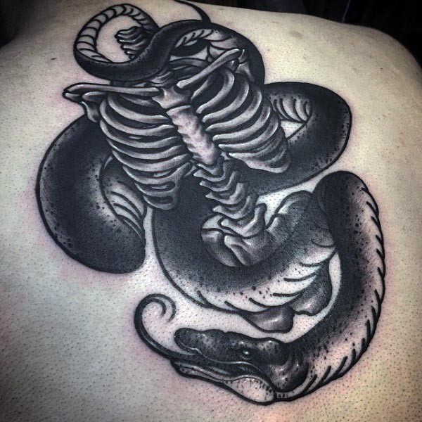 Schwarzes großes im Gravur Stil Rücken Tattoo des menschlichen Skeletts Knochen und Schlange
