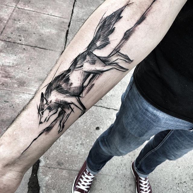Tatuaggio grande avambraccio inchiostro nero dipinto da Inez Janiak del lupo grande