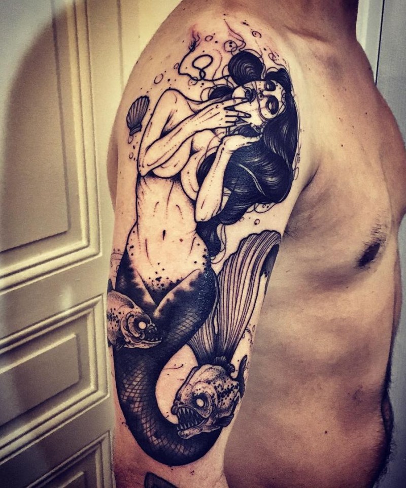 Schwarzes großes Tattoo am halben Ärmel mit Meerjungfrau und Fischen im Gravur Stil