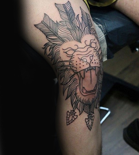 Schwarzer großer Löwenkopf mit Pfeilen Tattoo am Knie