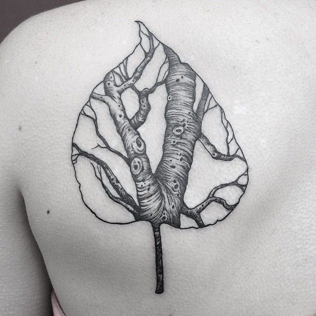 Hoja de tinta negra en forma de tatuaje escapular de Dino Nemec estilizado con árbol