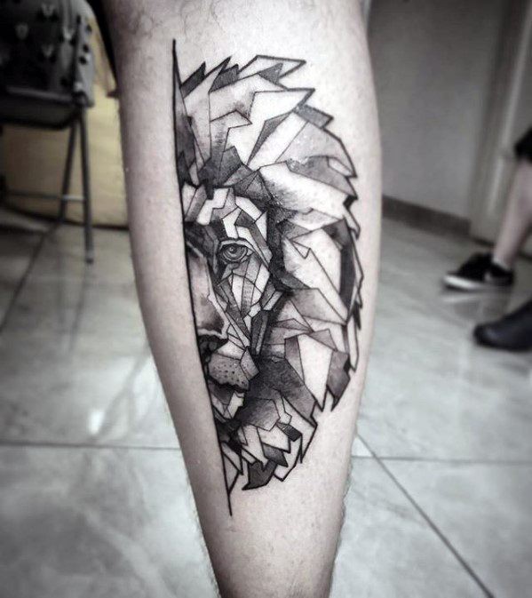 Tatuagem de perna de tinta preta de meia cabeça de leão