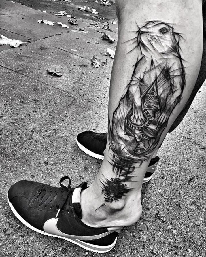 Tatuaje de pierna con tinta negra pintado por Inez Janiak de lindo castor