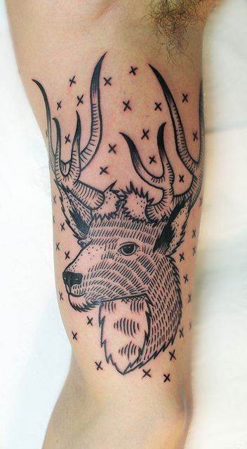 inchiostro linee nere testa cervo tatuaggio sul braccio