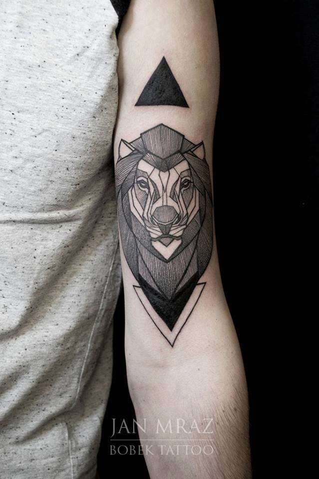 Tatuaggio di leone con triangoli in stile inchiostro nero