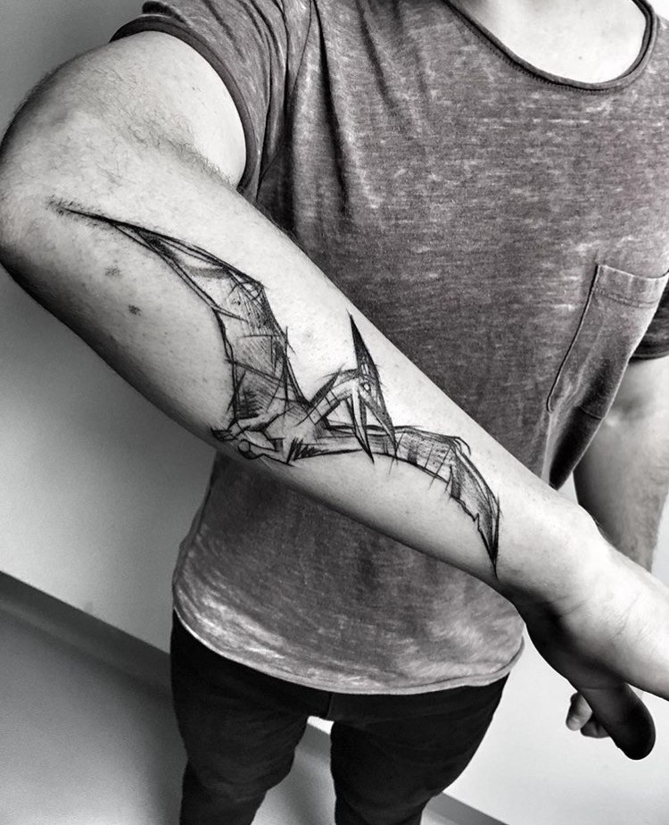 Tatuagem de braço de estilo de linework de tinta preta do dinossauro voador grande
