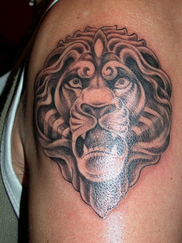 Tatuaje en el brazo, cabeza de león, color gris