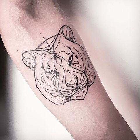 Tatuaje de antebrazo mediano en tinta negra de cabeza de tigre