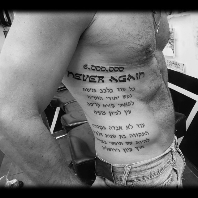 Tatuaje en el costado,  inscripción hebrea larga, tinta negra