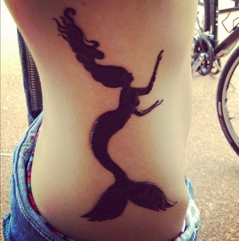 Schwarze Tinte Meerjungfrau Tattoo an Rippen