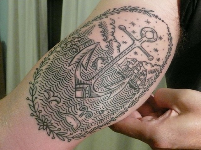 Tatuaje en el brazo, ancla grande, barco, ballena