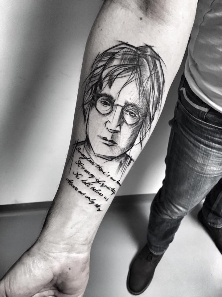 Tinta preta pintada por Inez Janiak tatuagem memorial do retrato de Lennon com letras