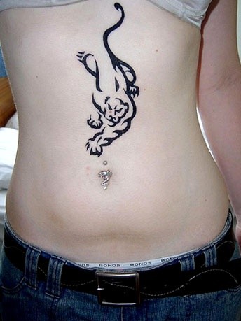 Tatuaje en el estomago de una pantera en tinta negra.