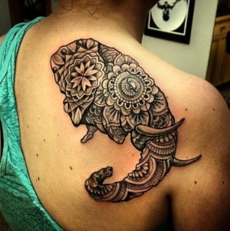 inchiostro nero testa elefante patchwork tatuaggio