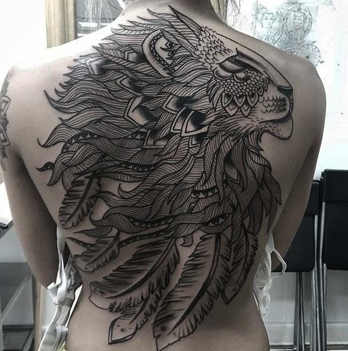 Tatuaje en la espalda,
león con plumas, patchwork