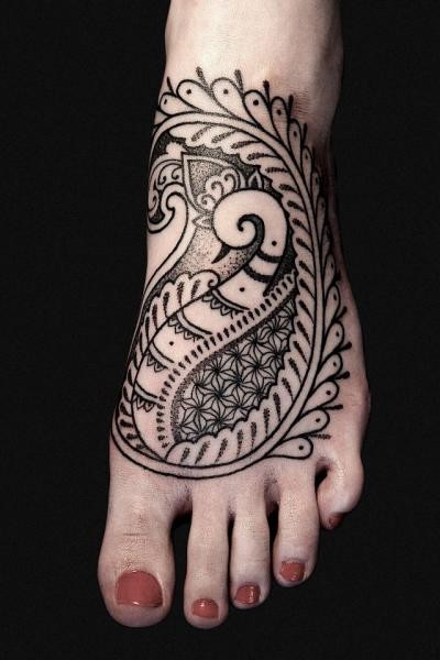Black ink pattern tattoo on foot by Nazareno Tubaro