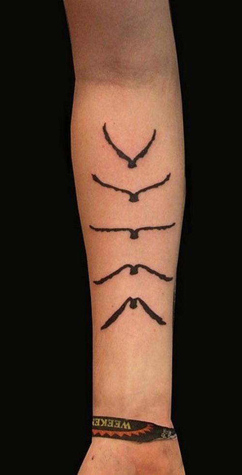 Tatuaje en el antebrazo, fases de vuelo de ave, tinta negra