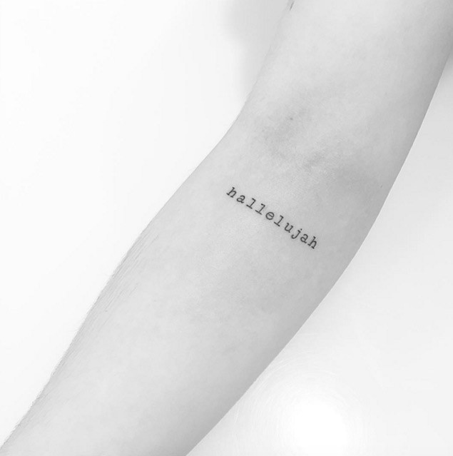 Tatuaje en el antebrazo, inscripción simple, tinta negra