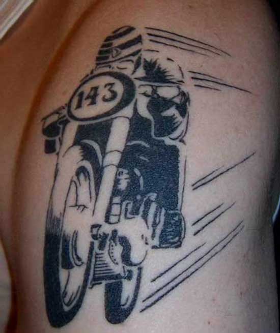 Schwarze Tinte Rennläufer auf einem Motorrad Tattoo