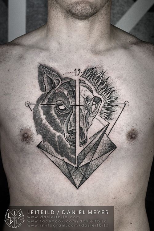Tinta preta tatuada no peito do crânio animal com cabeça de lobo e figuras geométricas