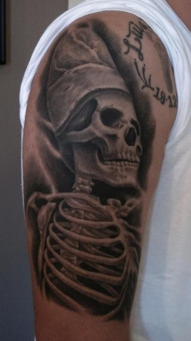 Schwarzes Schulter Tattoo mit ägyptischem Skelett mit Schriftzug