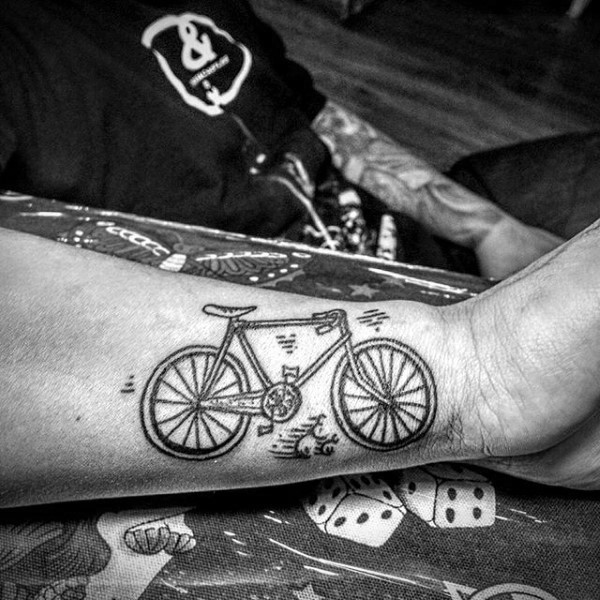 Tatuaje en el antebrazo, bicicleta sencilla de tinta negra