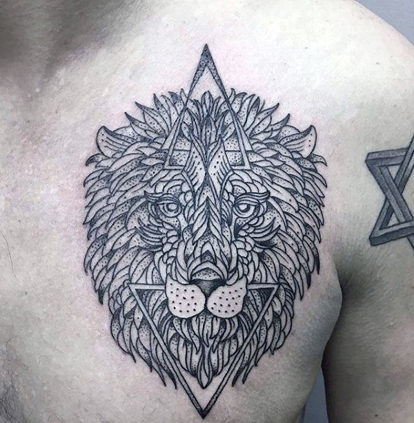 Tinta negra de aspecto simple, tatuaje de pecho de cabeza de león con triángulos