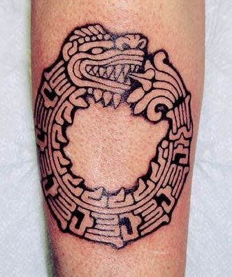 Schwarze Tinte Schlange isst einegen Schwanz aztekisches Tattoo