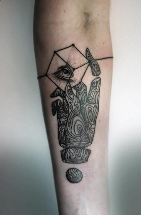 Estilo de surrealismo de tinta preta pintado por michele zingales antebraço tatuagem de mão humana com figura geométrica