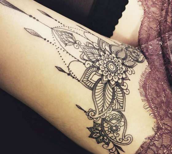 Tatuaje de muslo tinta negro de adornos florales de Caro Voodoo