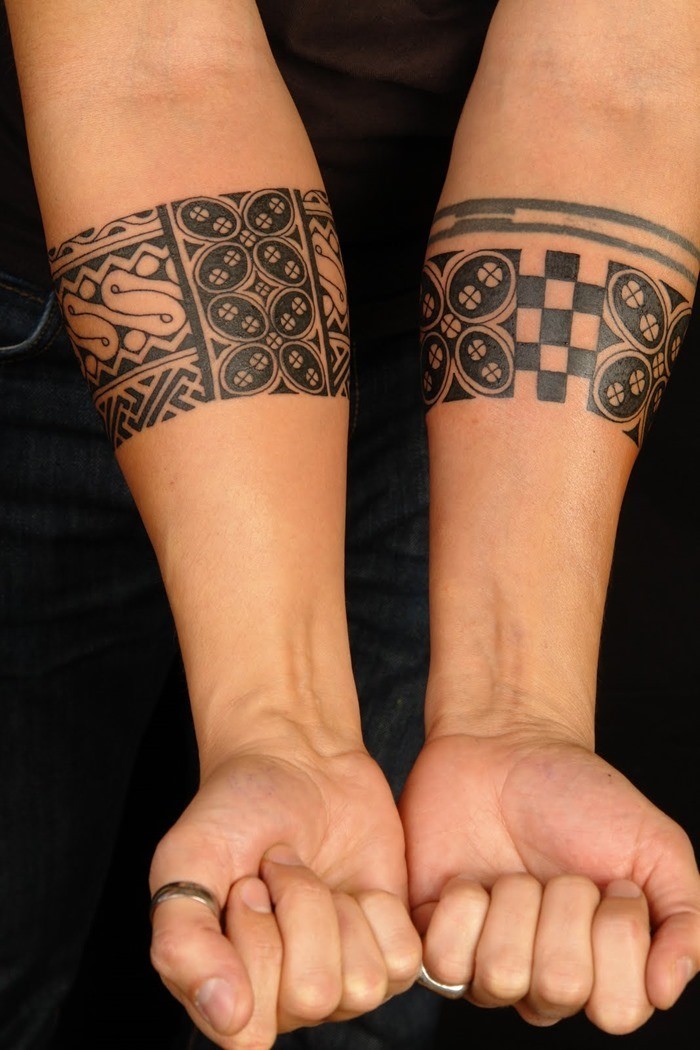 Tatuaggio in stile tribale sui bracci