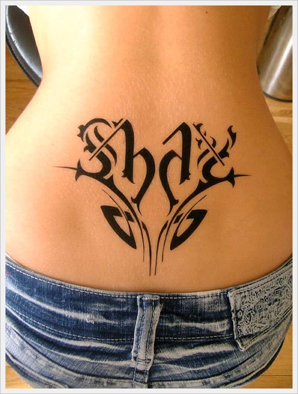inchiostro nero tatuaggio su parte bassa di schiena per ragazza