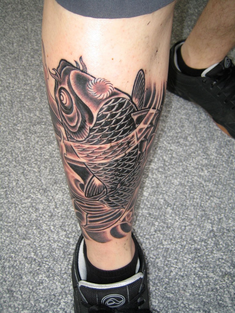Schwarzer Koi-Karpfen Tattoo am Bein