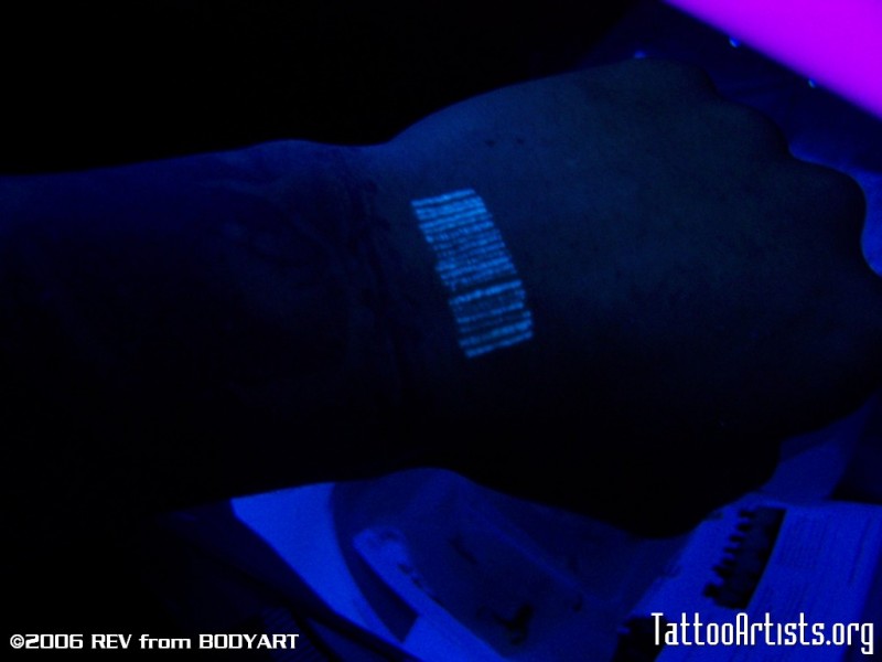Tatuaje de  código de barras en la mano, tinta ultravioleta