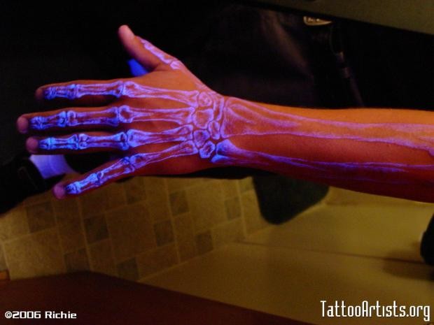luce nera mano di scheletro tatuaggio