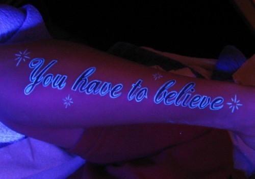 Tatuaje de inscripción en el brazo, tinta ultravioleta