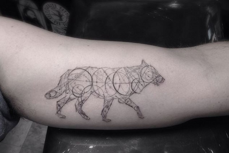 Tatuaje en el brazo,
lobo de formas geométricas