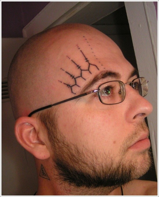 Design Tattoo mit schwarzen Linien auf dem Gesicht