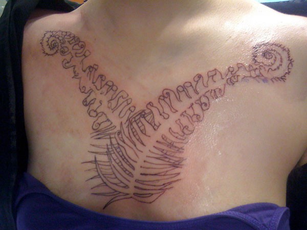 linee nere foglie di felce tatuaggio sul petto di ragazza