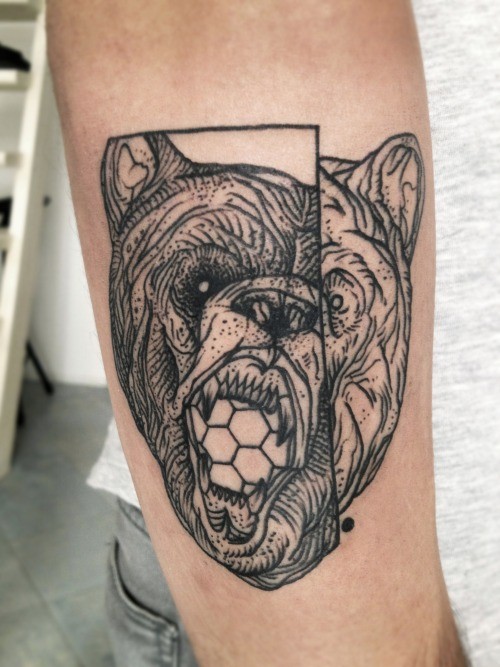 Tatuaje en el antebrazo, oso de estilo nuevo