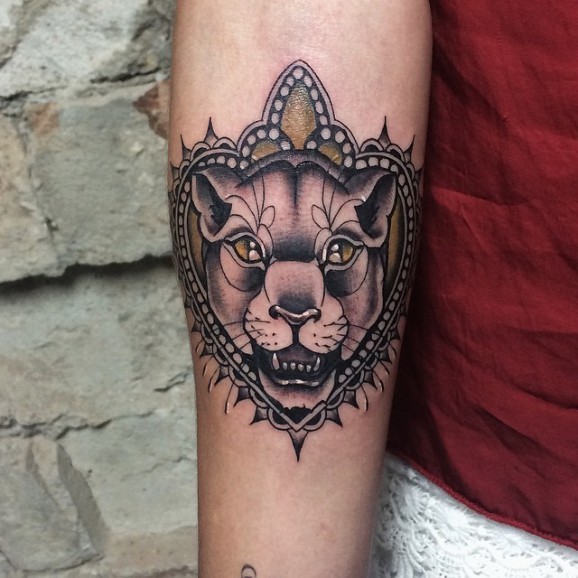 Tatuaje en el brazo, leona en el marco