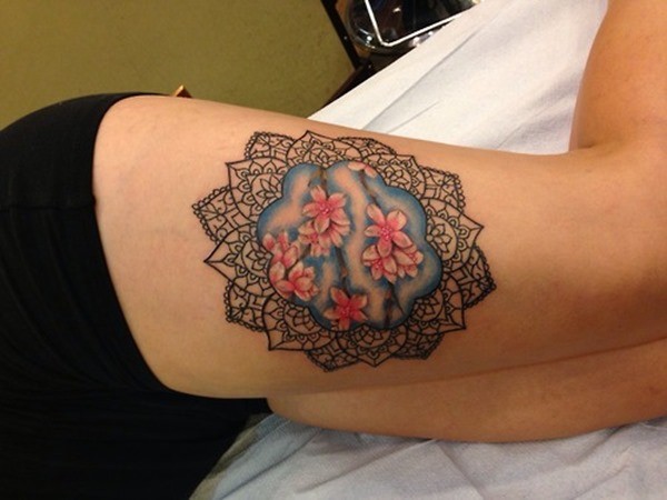 Tatuaje en el muslo,  mandala negro con flores rosas suaves
