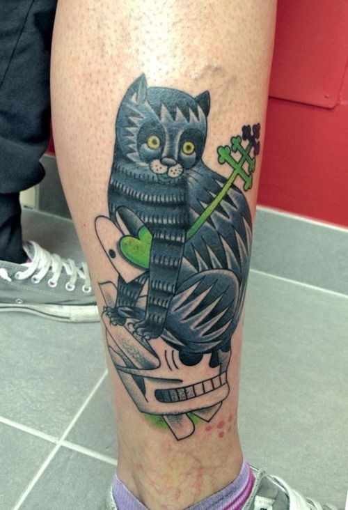 Tatuaje en la pierna,
gato raro en la calavera