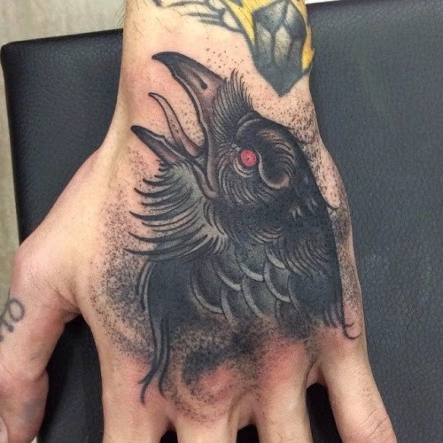 Schwarze alte Krähe im alten Stil farbiges detailliertes Tattoo an der Hand