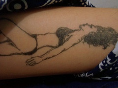 Tatuaje en tinta negra mujer tomando el sol