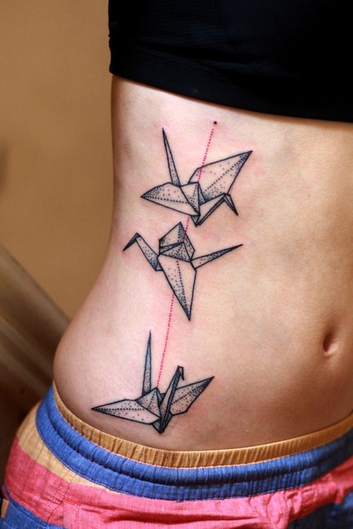 Tatuaggio semplice sul fianco gli uccelli origami