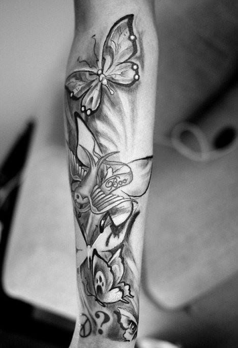 Tatuaje en el antebrazo, mariposas y ave, diseño estupendo
