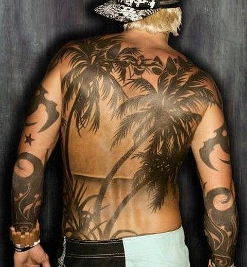 Tatuaje en la espalda, palmas negras
