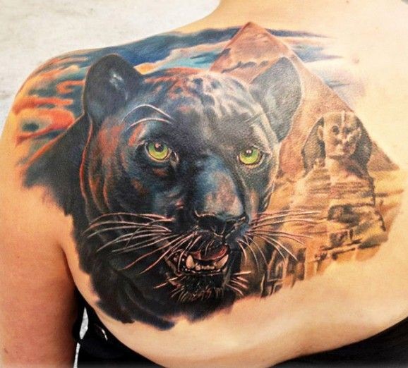 Tatuaggio super realistico sulla spalla la pantera nera