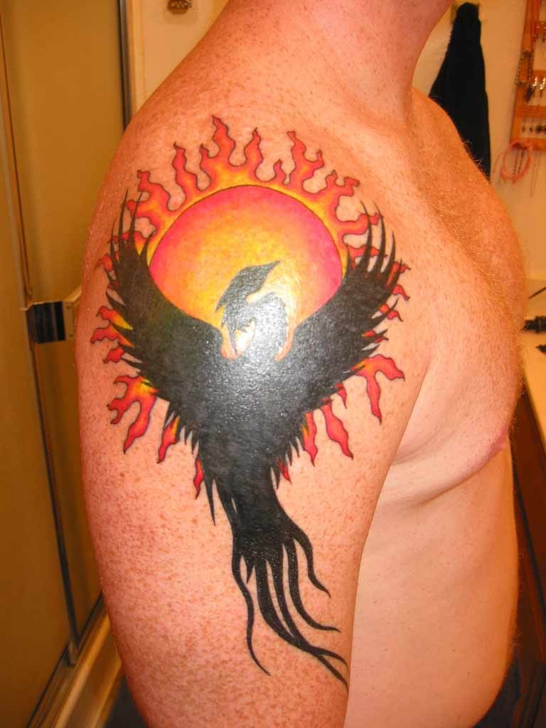 Schwarzer  Phönix und Sonne Tattoo am Arm